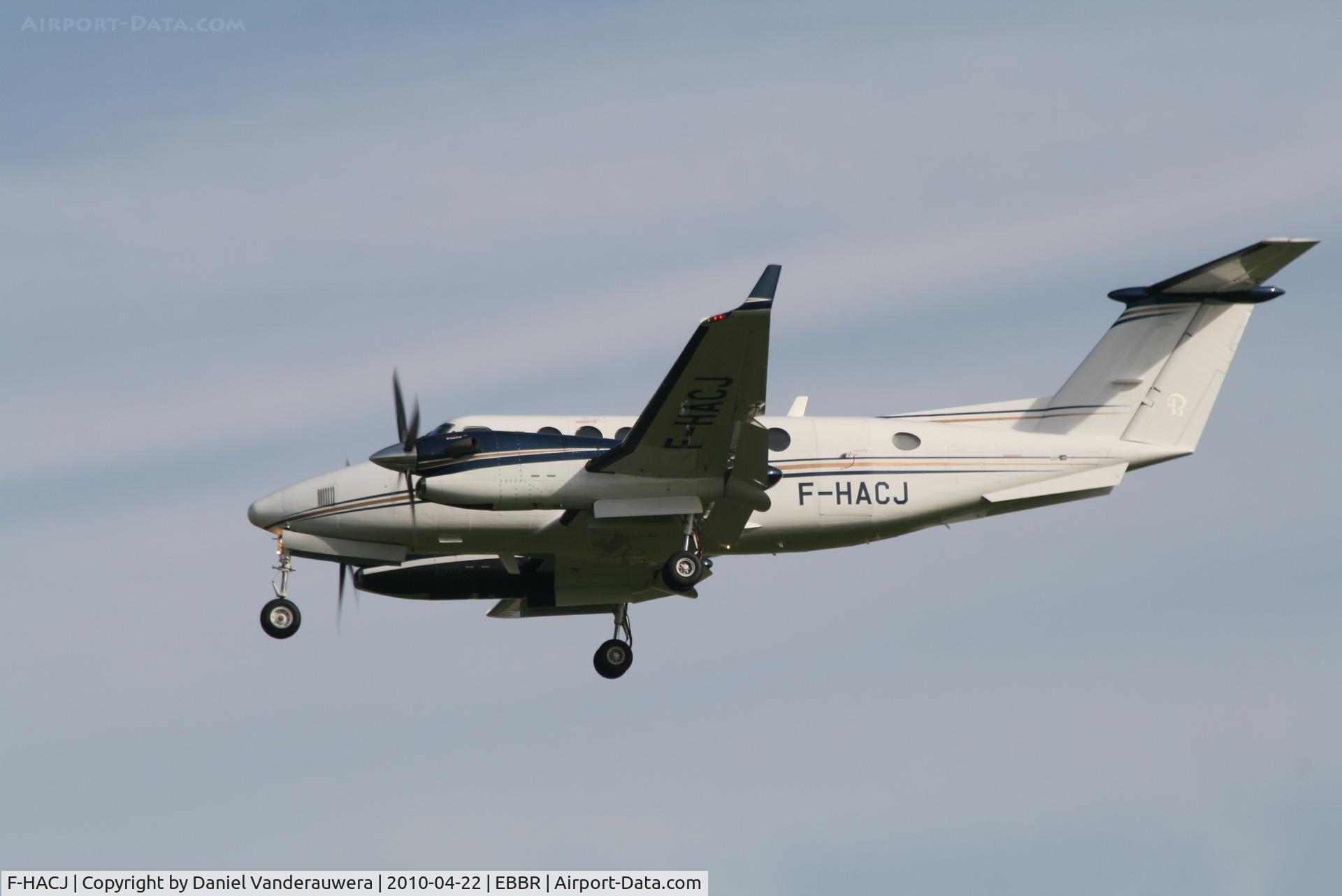 F-HACJ, Hawker Beechcraft 350 King Air (B300) C/N FL-582, Arrival to RWY 25L