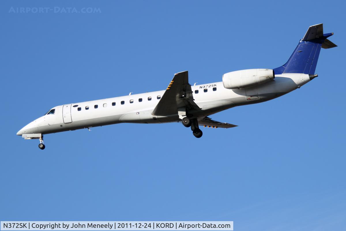 N372SK, 2001 Embraer ERJ-140LR (EMB-135KL) C/N 145538, Short final for 28