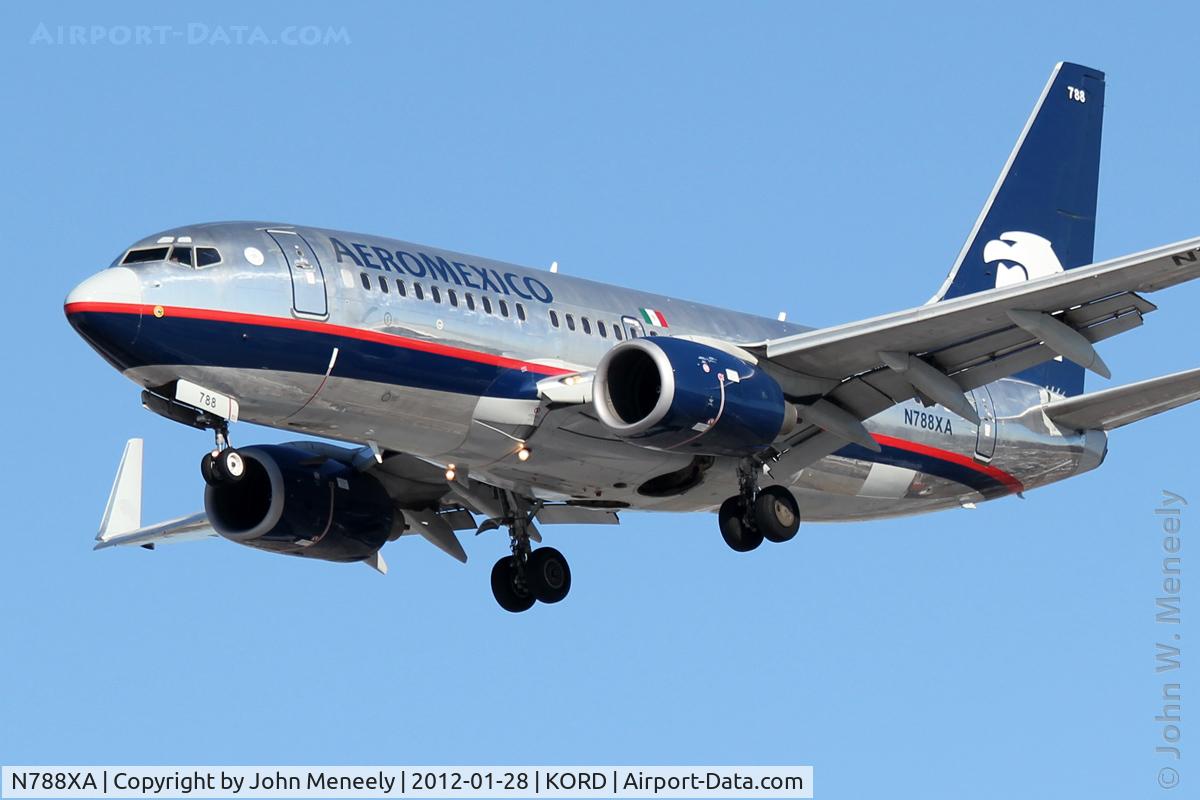 N788XA, 2004 Boeing 737-752 C/N 33788, Short final for 28