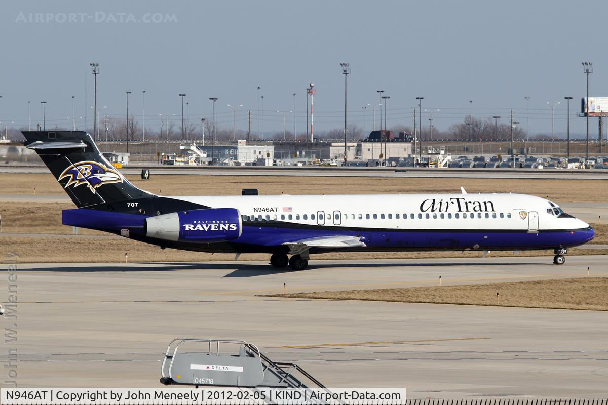 N946AT, 1999 Boeing 717-200 C/N 55009, Taxiing for take-off