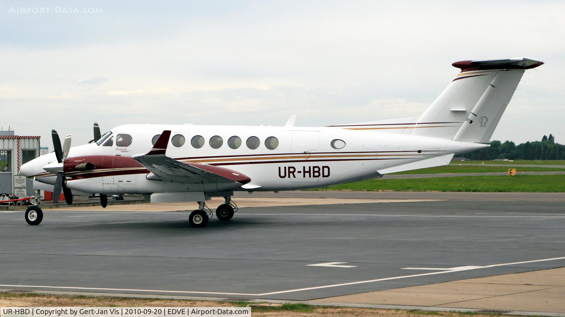UR-HBD, 2005 Beechcraft King Air 350B C/N FL-469, towed for fueling