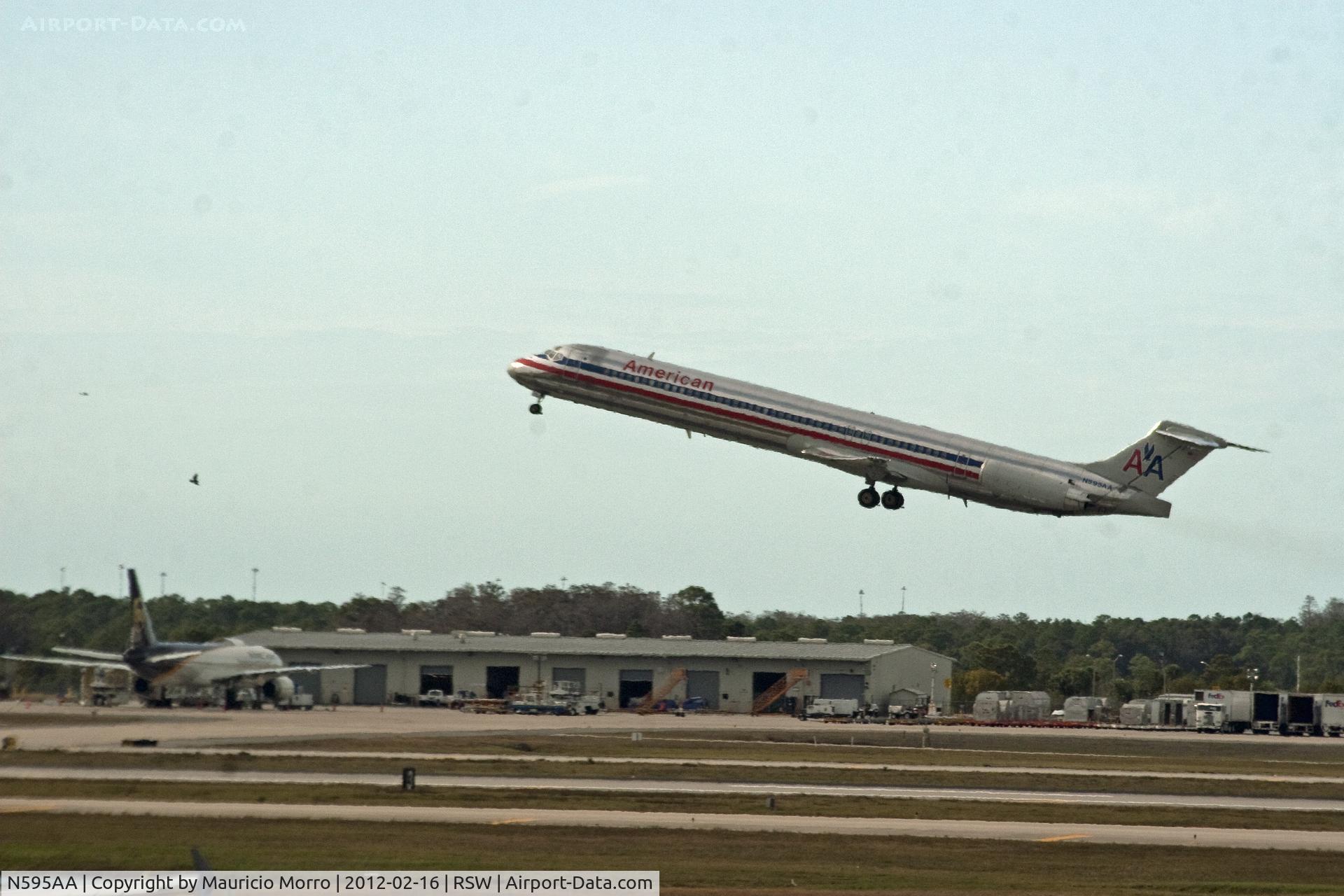 N595AA, 1992 McDonnell Douglas MD-83 (DC-9-83) C/N 53285, MD-83 taking off at RSW