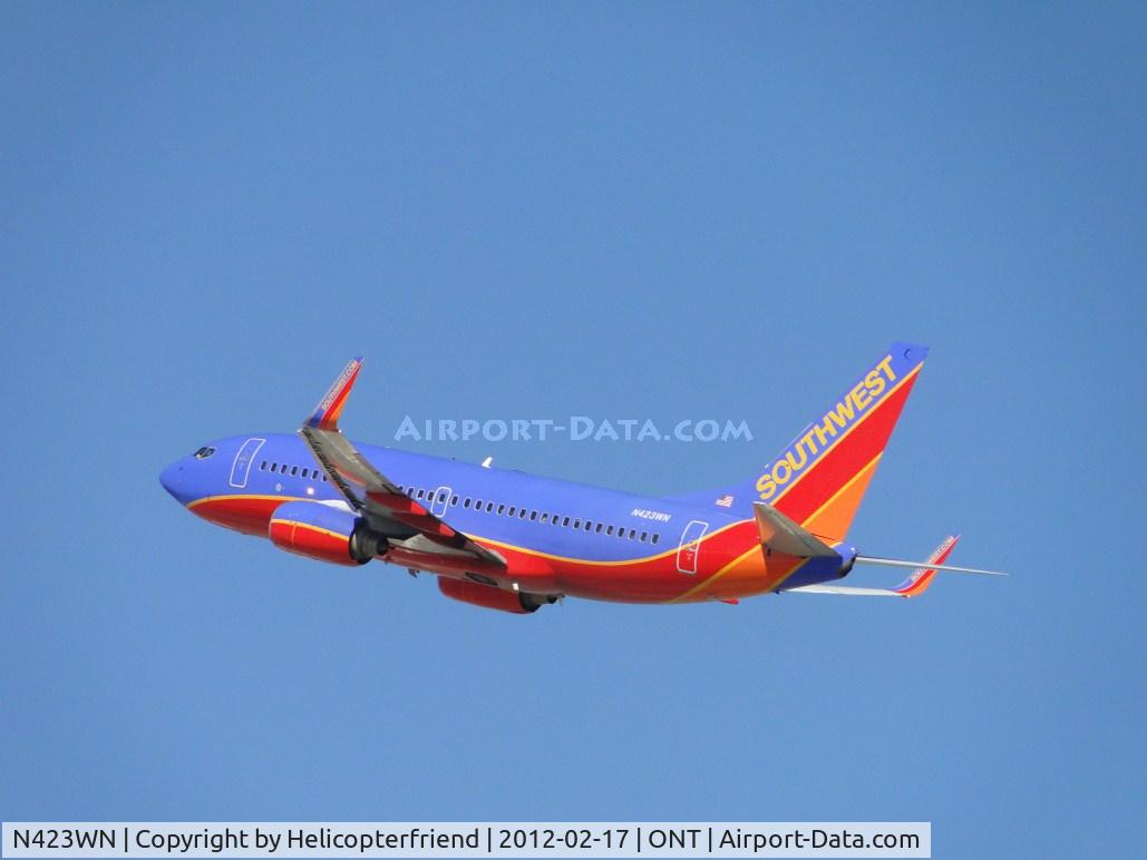 N423WN, 2002 Boeing 737-7H4 C/N 29827, Just left 26R and has already retracted landing gear. Flt 128 enroute to Phoenix, AZ