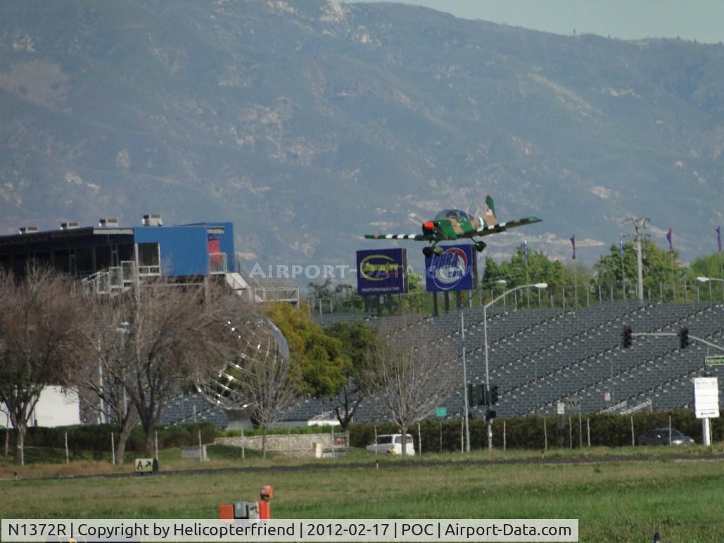 N1372R, 1976 Grumman American AA-1B Trainer C/N AA1B0672, On final for 26R