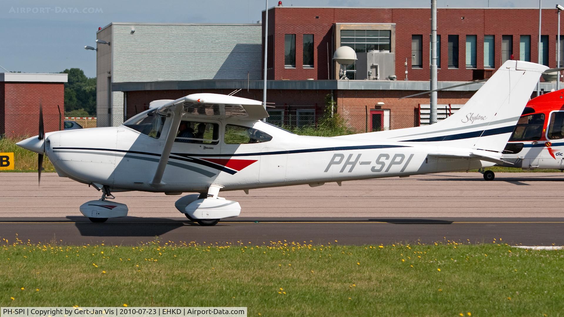 PH-SPI, Cessna 182S Skylane C/N 18280065, taxiing out for a short flight