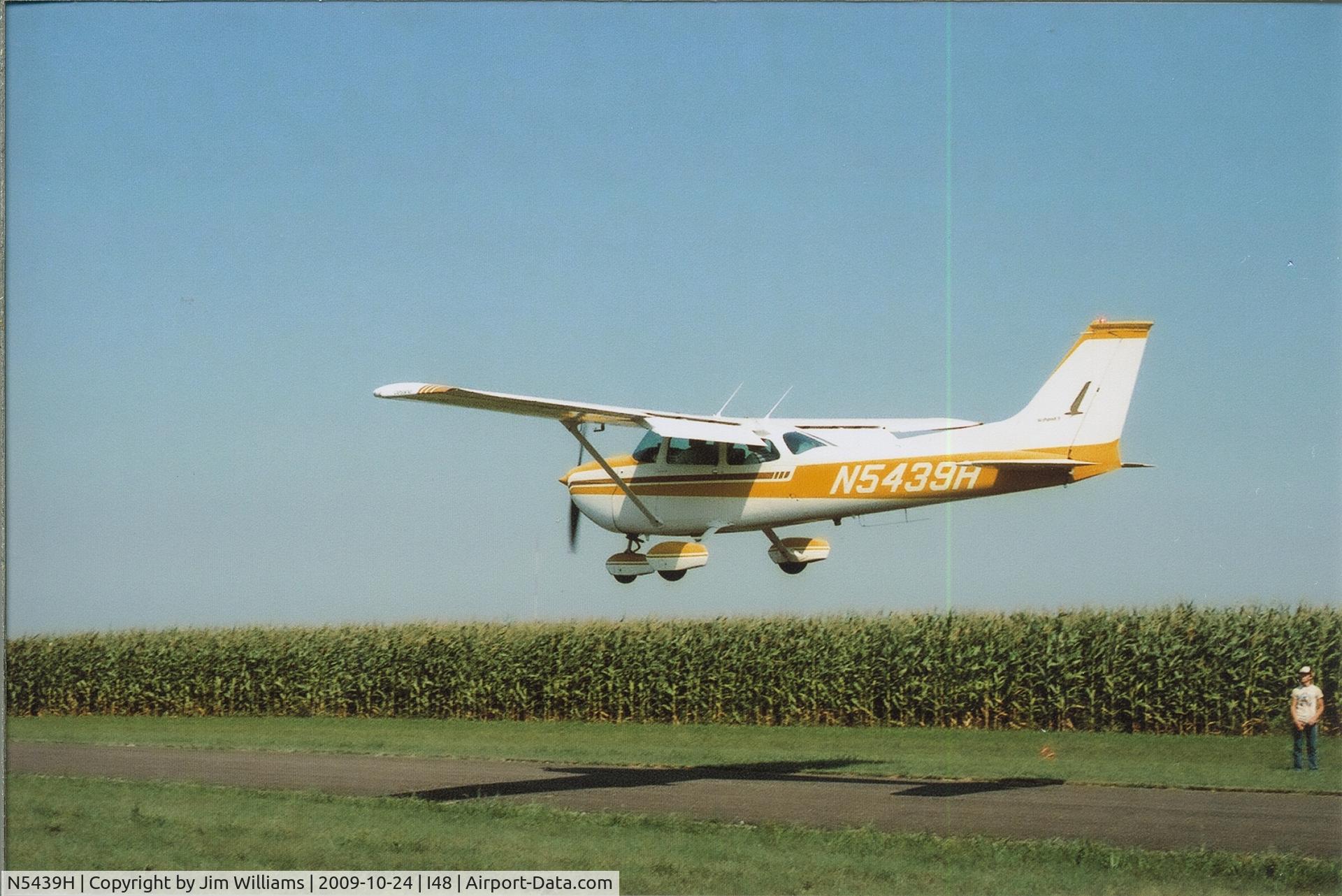 N5439H, 1975 Cessna 172M C/N 17265437, Spot landing contest, Carthage, IL, Summer,1984.