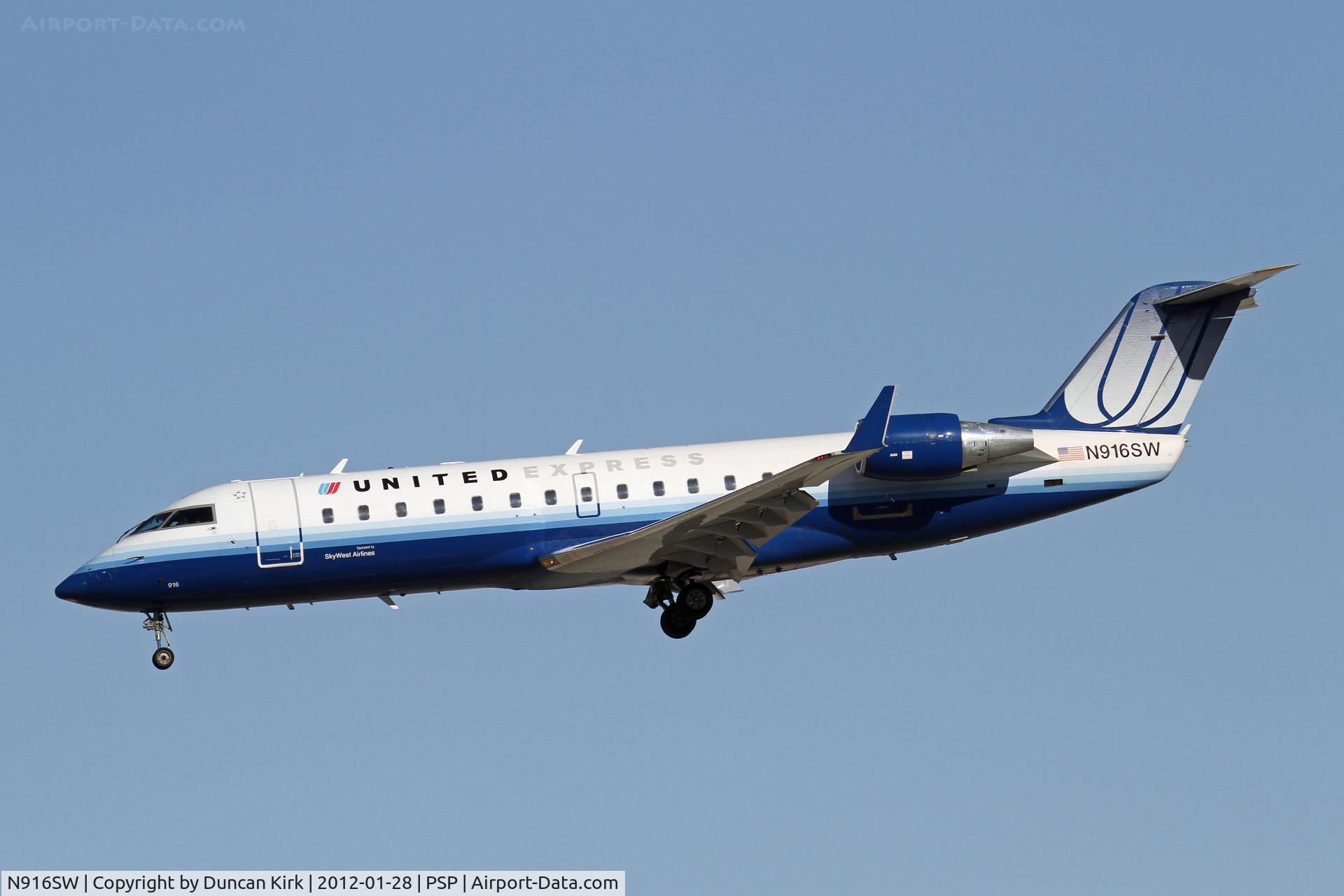 N916SW, 2002 Canadair CL-600-2B19 Regional Jet CRJ-200LR C/N 7634, Diving for the runway at Palm Springs