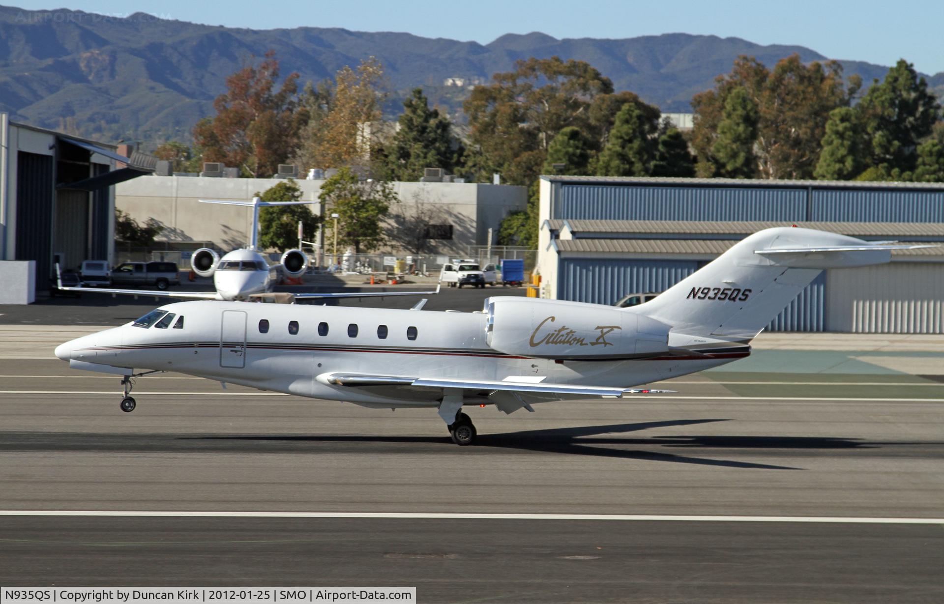 N935QS, 2000 Cessna 750 Citation X C/N 750-0135, Touching down at Santa Monica