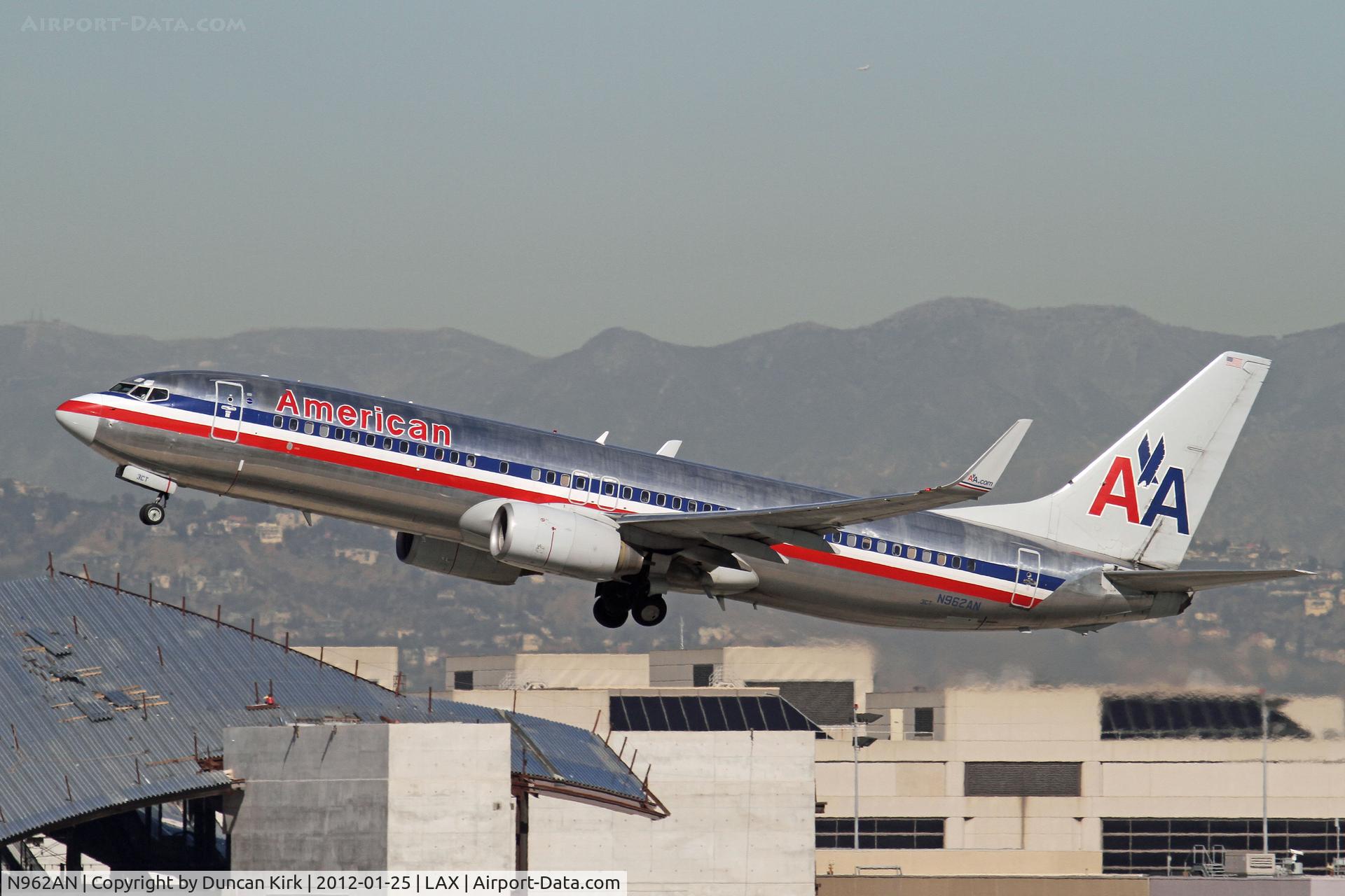 N962AN, 2001 Boeing 737-823 C/N 30858, More of these and less MD's will help AA's cause!