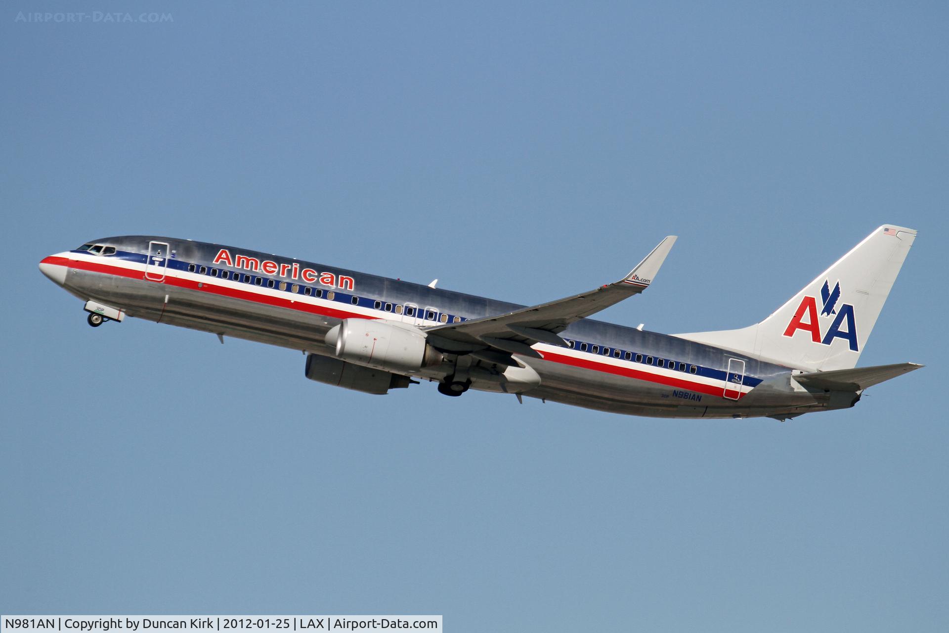 N981AN, 2009 Boeing 737-823 C/N 29569, Climbing out of LAX