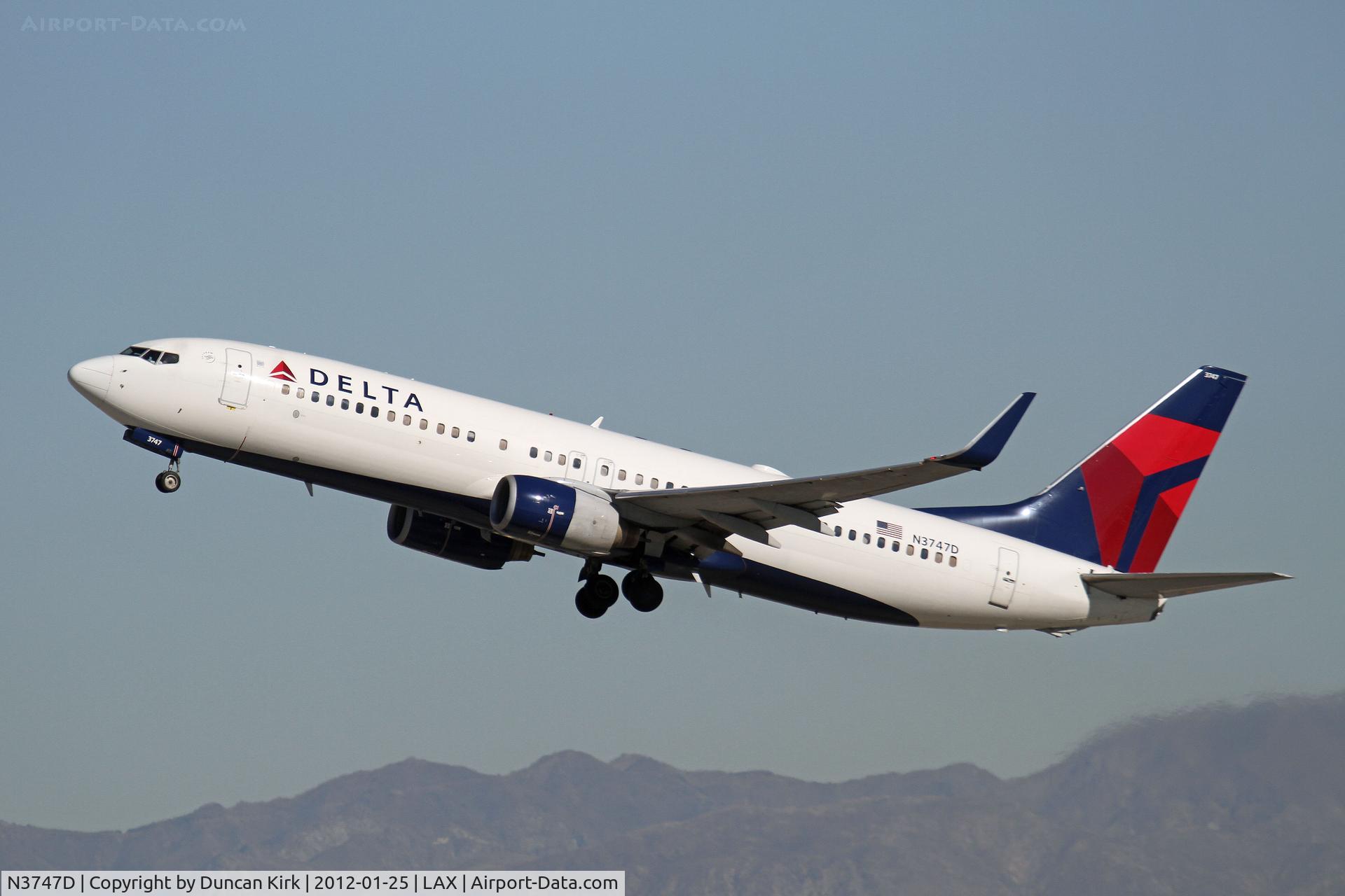 N3747D, 2001 Boeing 737-832 C/N 32374, Climbing out of LAX