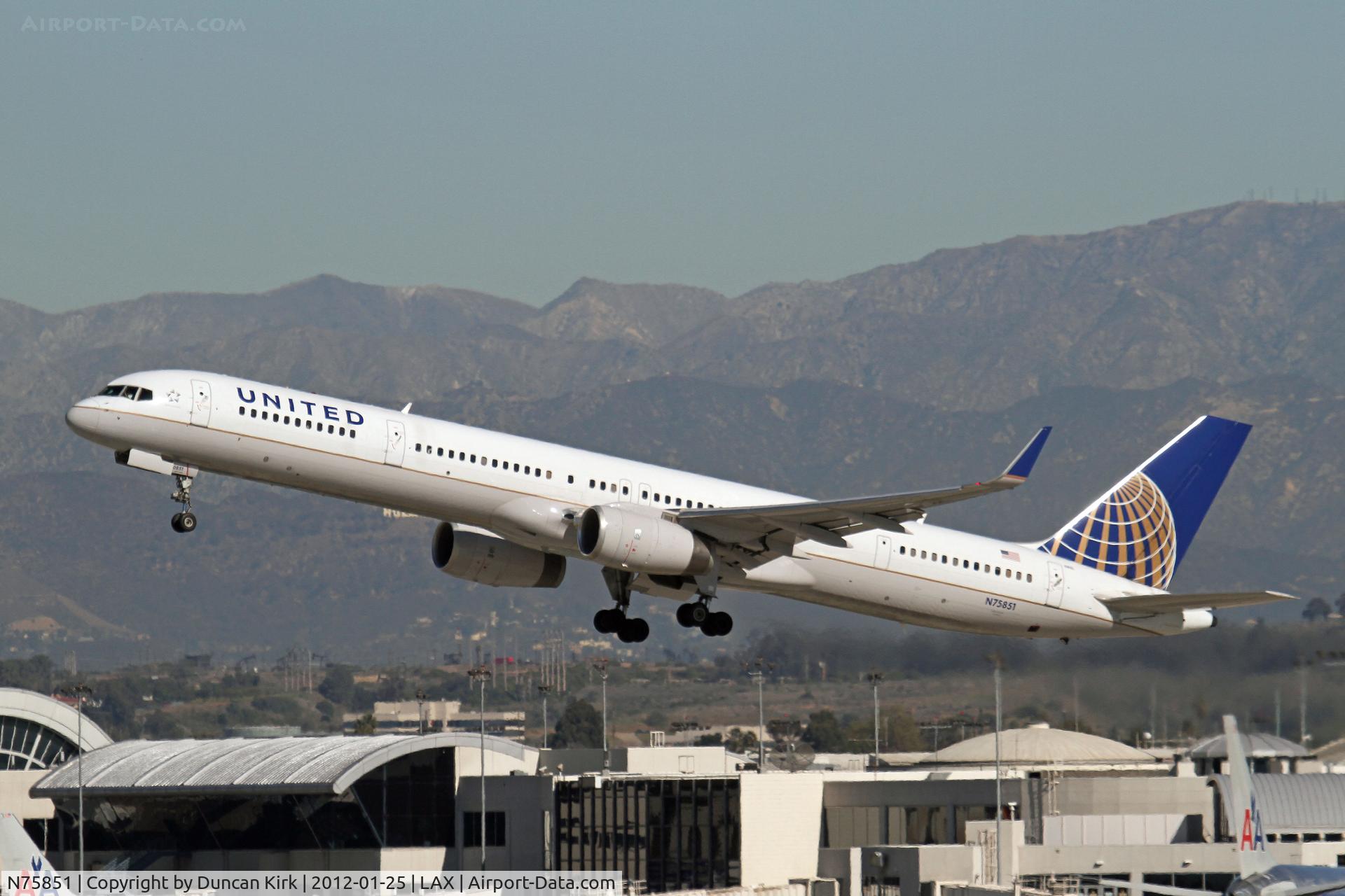 N75851, 2001 Boeing 757-324 C/N 32810, Not many B.757-300's around