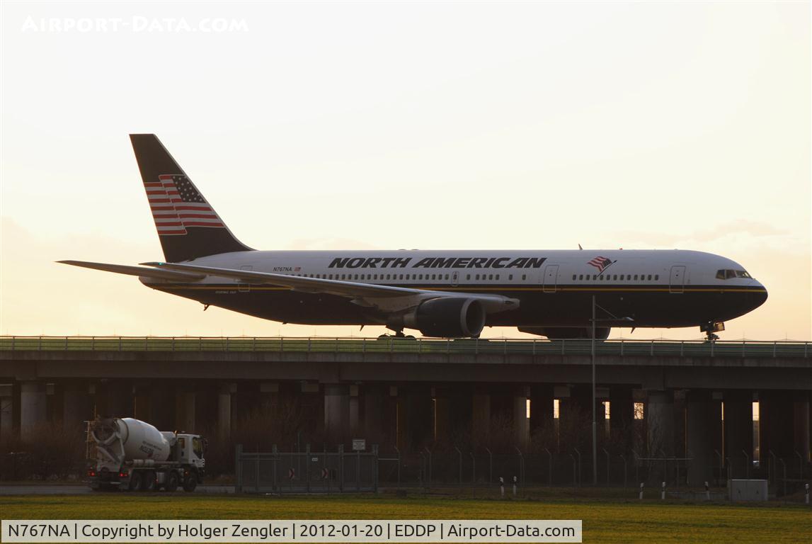 N767NA, 1996 Boeing 767-324 C/N 27569, How small seems a big concrete lorry when a 767 crosses his way....