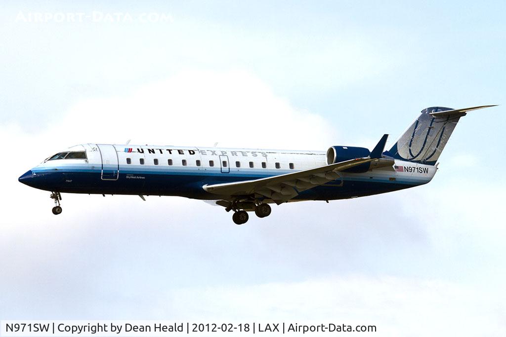 N971SW, 2004 Canadair CL-600-2B19 Regional Jet CRJ-200LR C/N 7947, United Express (SkyWest Airlines) N971SW (FLT SKW5479) from Las Vegas McCarran Int'l (KLAS) on short final to RWY 25L. This plane could use a new coat of paint.