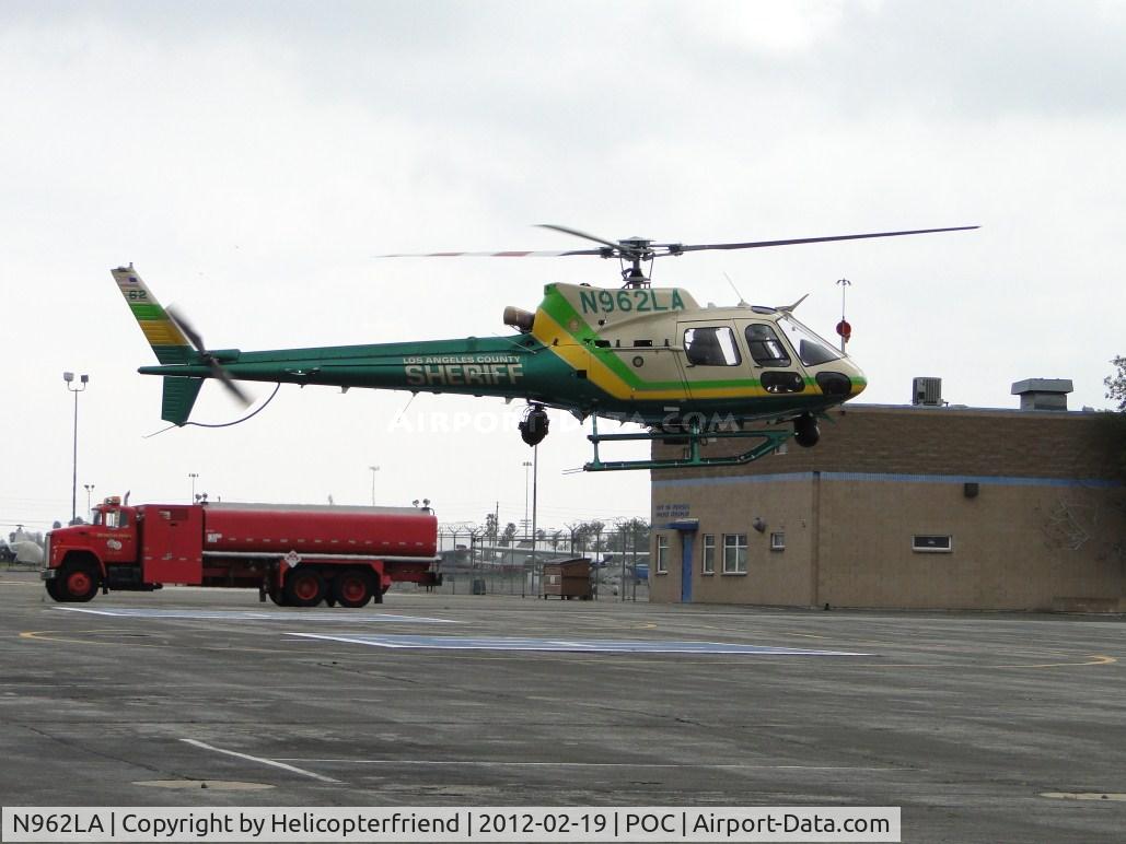N962LA, Eurocopter AS-350B-2 Ecureuil Ecureuil C/N 7009, Southbound into the LA County Air Ops helipad area