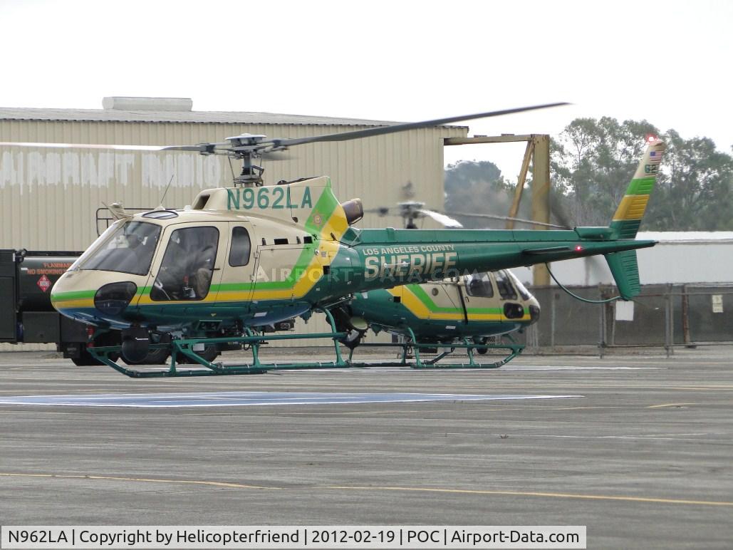N962LA, Eurocopter AS-350B-2 Ecureuil Ecureuil C/N 7009, Gently settling down on heipad 3 at LA County Air Ops area