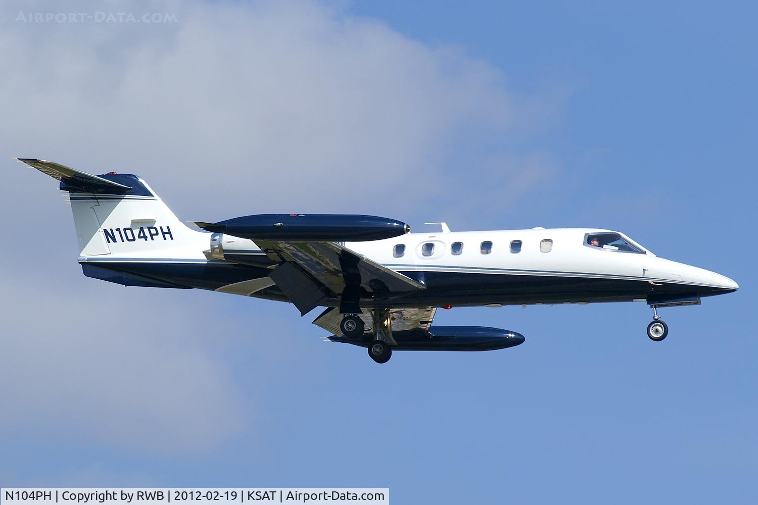 N104PH, Gates Learjet 35A C/N 300, On approach 12R