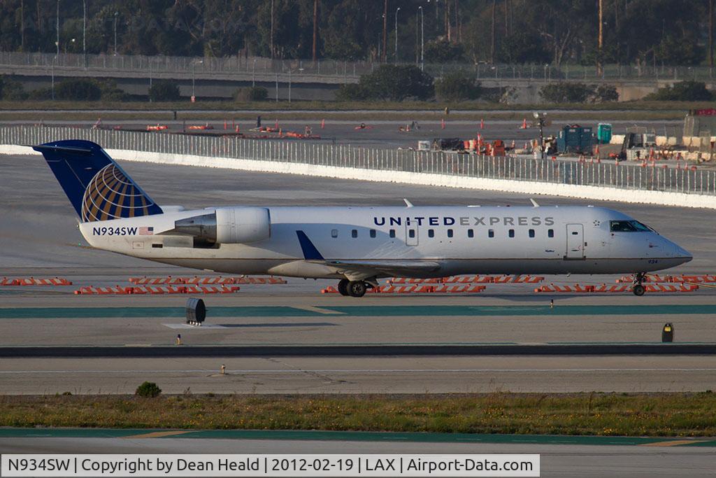 N934SW, 2002 Canadair CL-600-2B19 Regional Jet CRJ-200LR C/N 7722, United Express (SkyWest Airlines) N934SW (FLT SKW6235) taxiing to Gate 86 after arrival from Portland Int'l (KPDX) on the North complex.