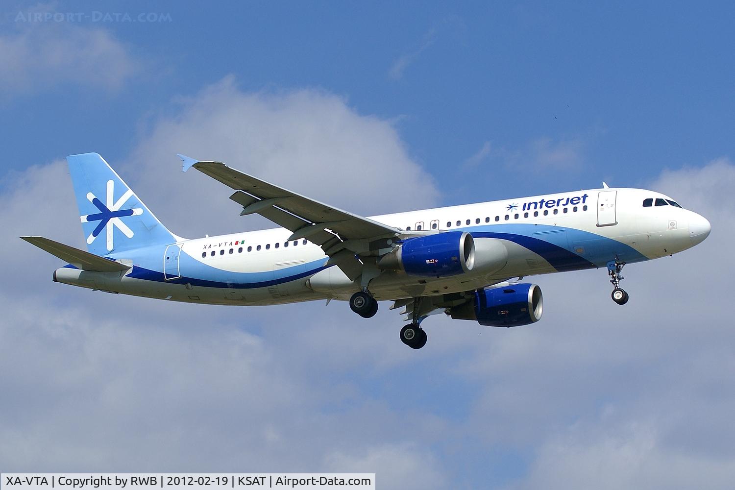 XA-VTA, 2000 Airbus A320-214 C/N 1259, On approach 12R