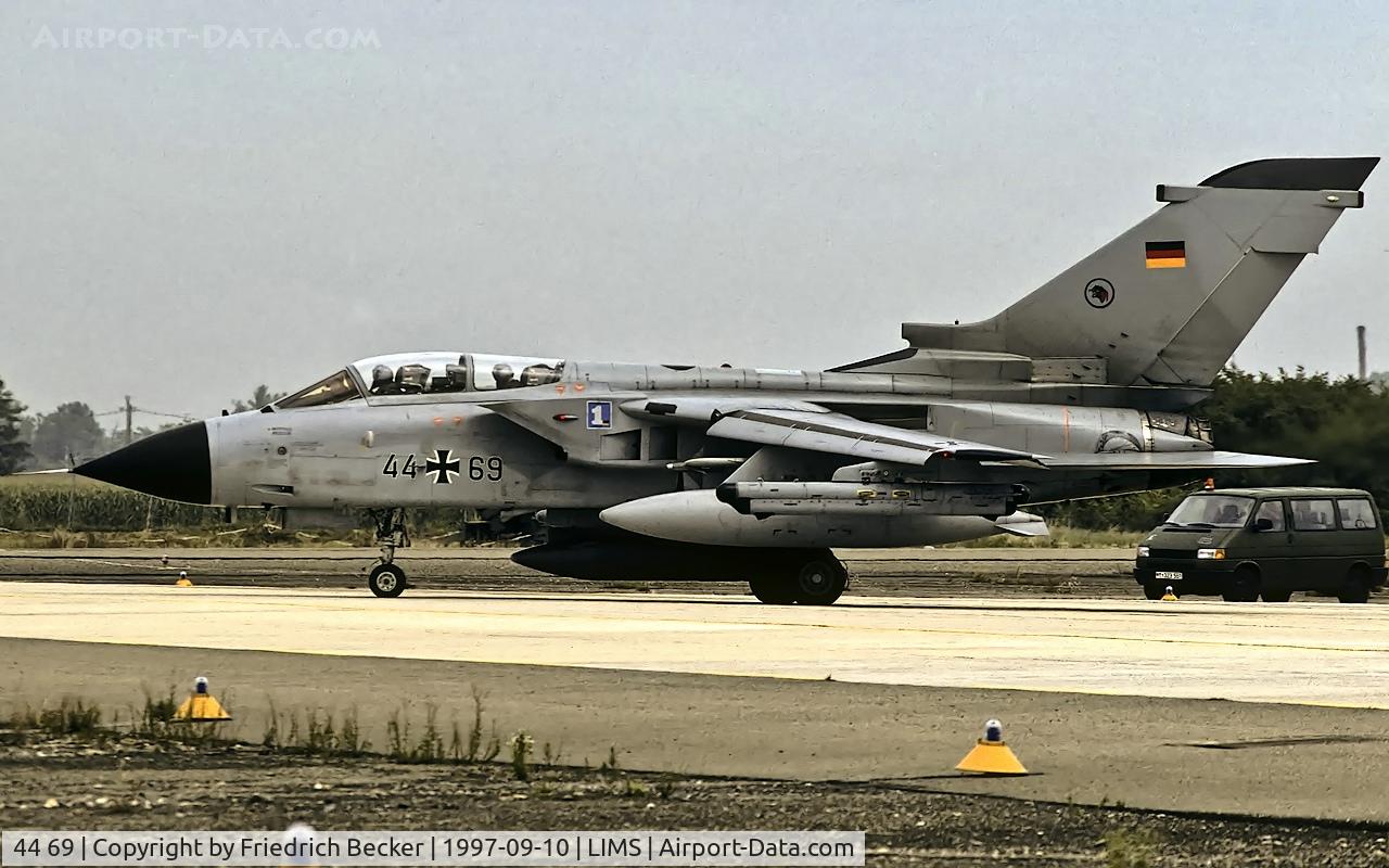 44 69, Panavia Tornado IDS C/N 427/GS126/4169, taxying to the active