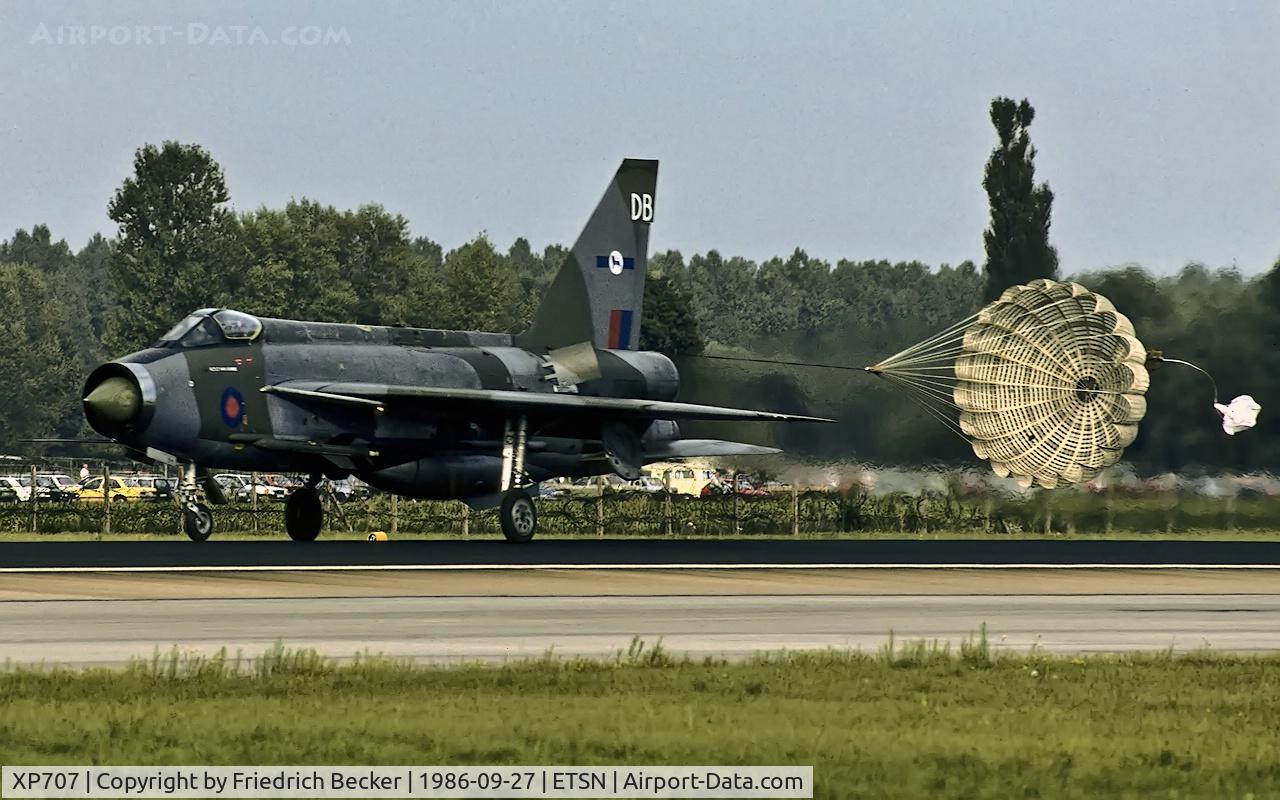 XP707, 1963 English Electric Lightning F.3 C/N 95161, decelerating after touchdown