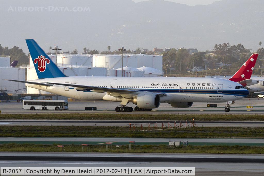 B-2057, 1998 Boeing 777-21B/ER C/N 27604, China Southern B-2057 (FLT CSN327) taxiing to the Tom Bradley International Terminal after arrival from GuangZhou Baiyun Int'l (ZGGG/CAN) on the North Complex.