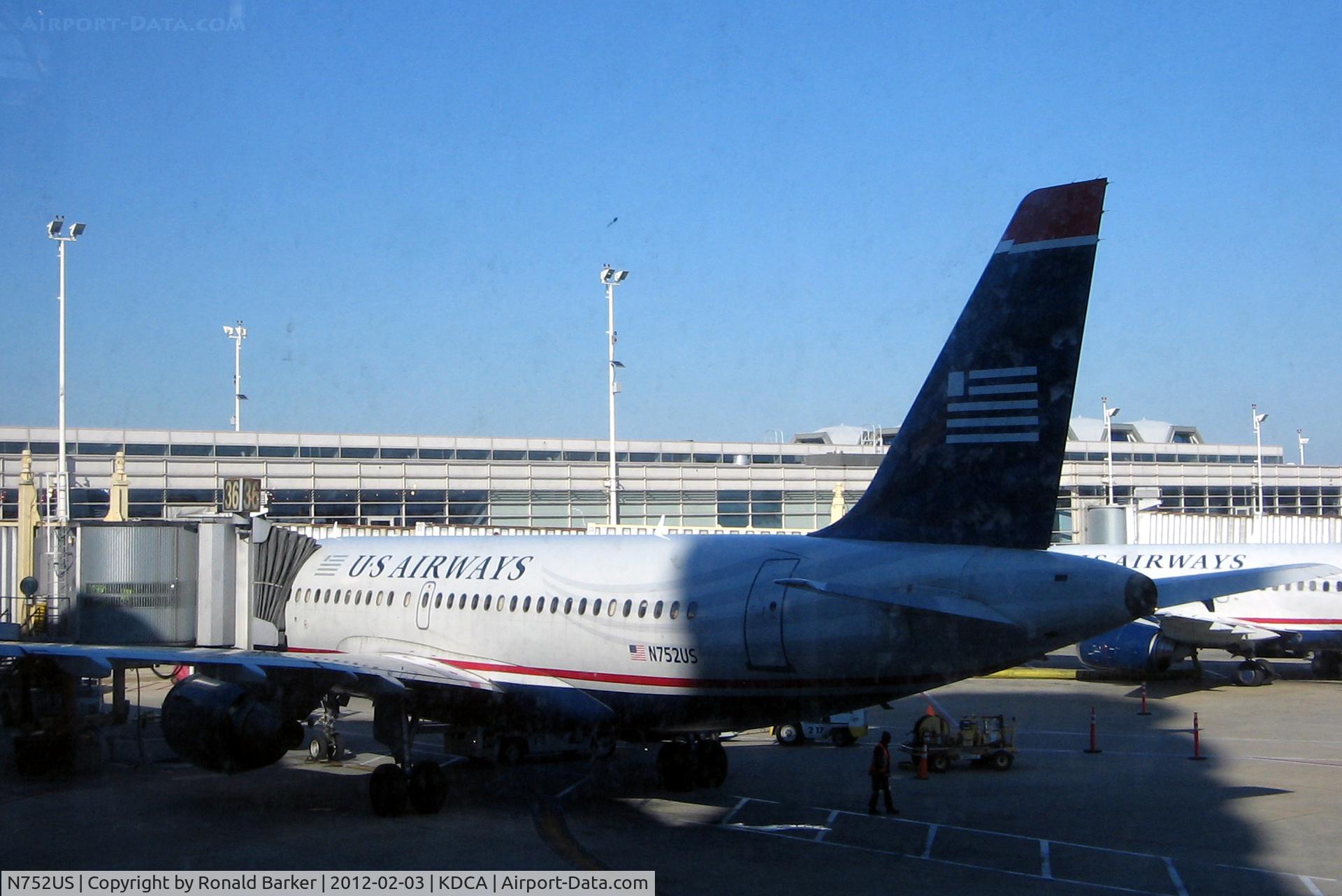 N752US, 2000 Airbus A319-112 C/N 1319, DCA, VA
