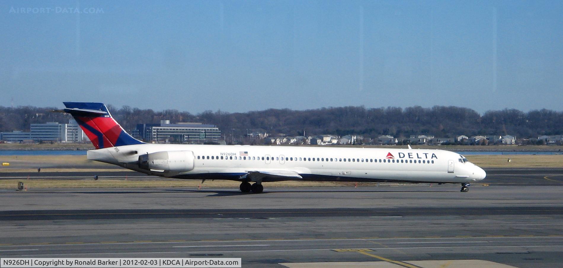 N926DH, 1998 McDonnell Douglas MD-90-30 C/N 53588, DCA, VA