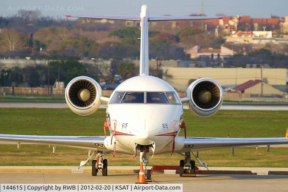 144615, 1986 Canadair CC-144B Challenger (601/CL-600-2A12) C/N 3037, Parked