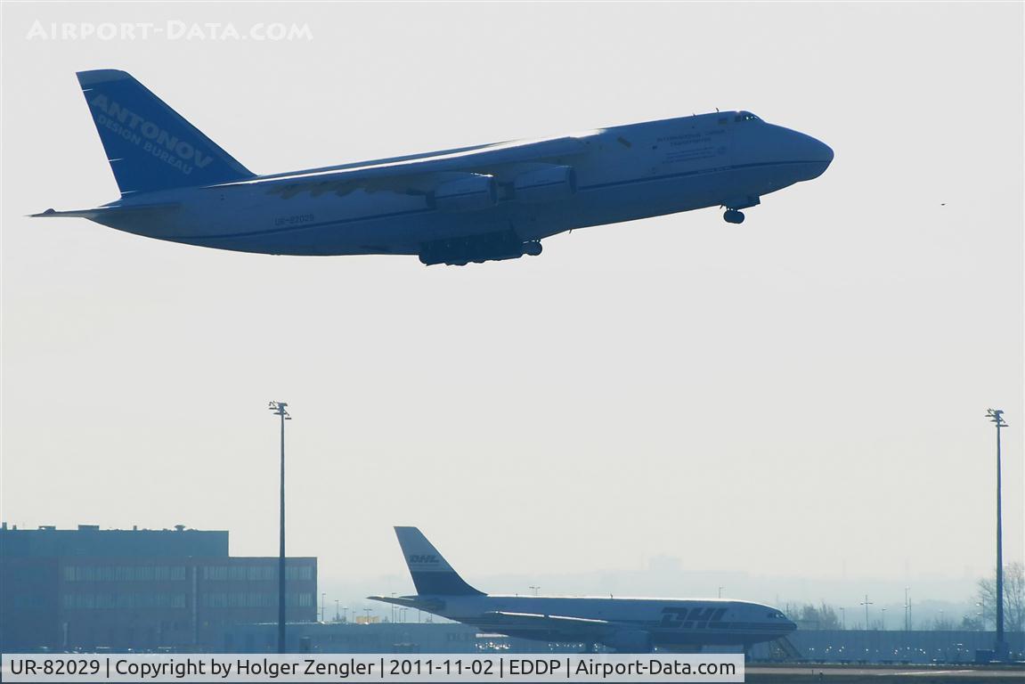 UR-82029, 1991 Antonov An-124-100 Ruslan C/N 19530502630/0210, Departure on rwy 26L on a cold an sunny day....