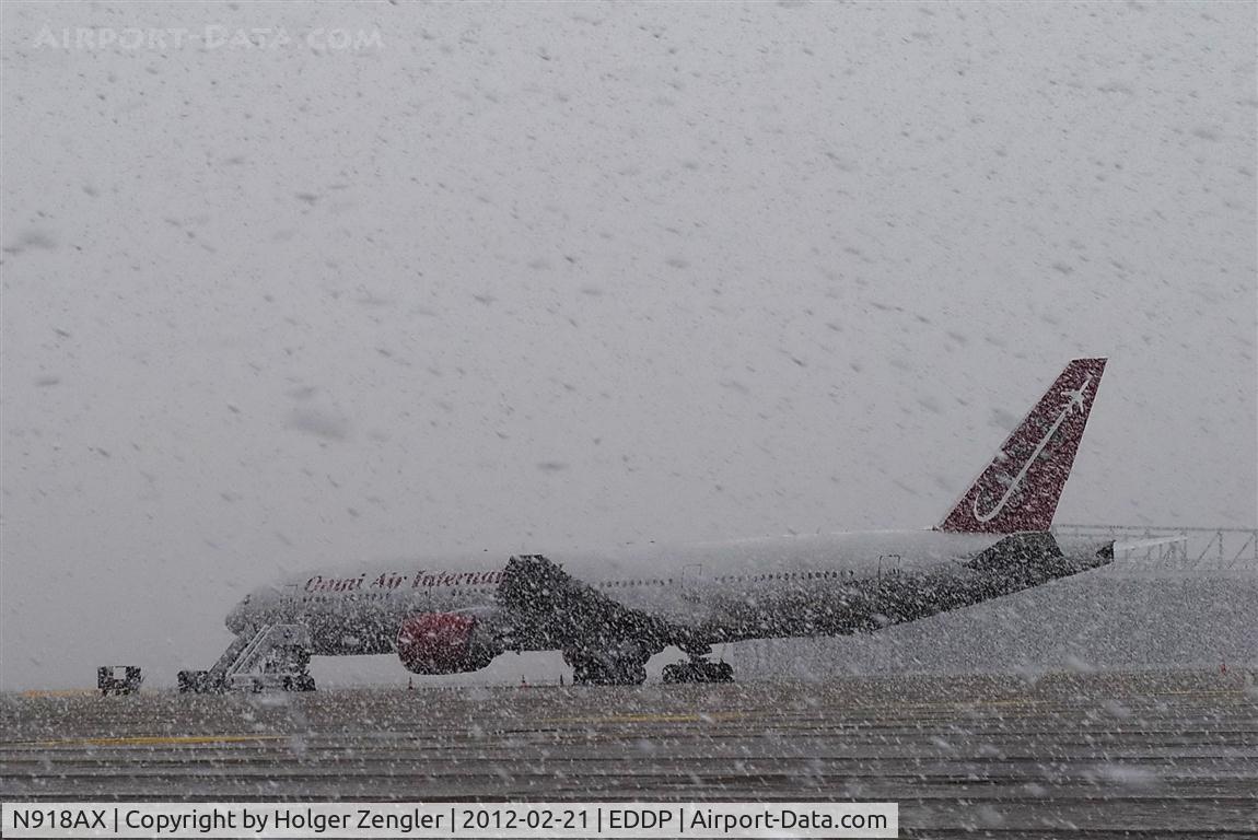 N918AX, 1997 Boeing 777-222 C/N 26935, Monster snowflakes tried to revent this picture.....