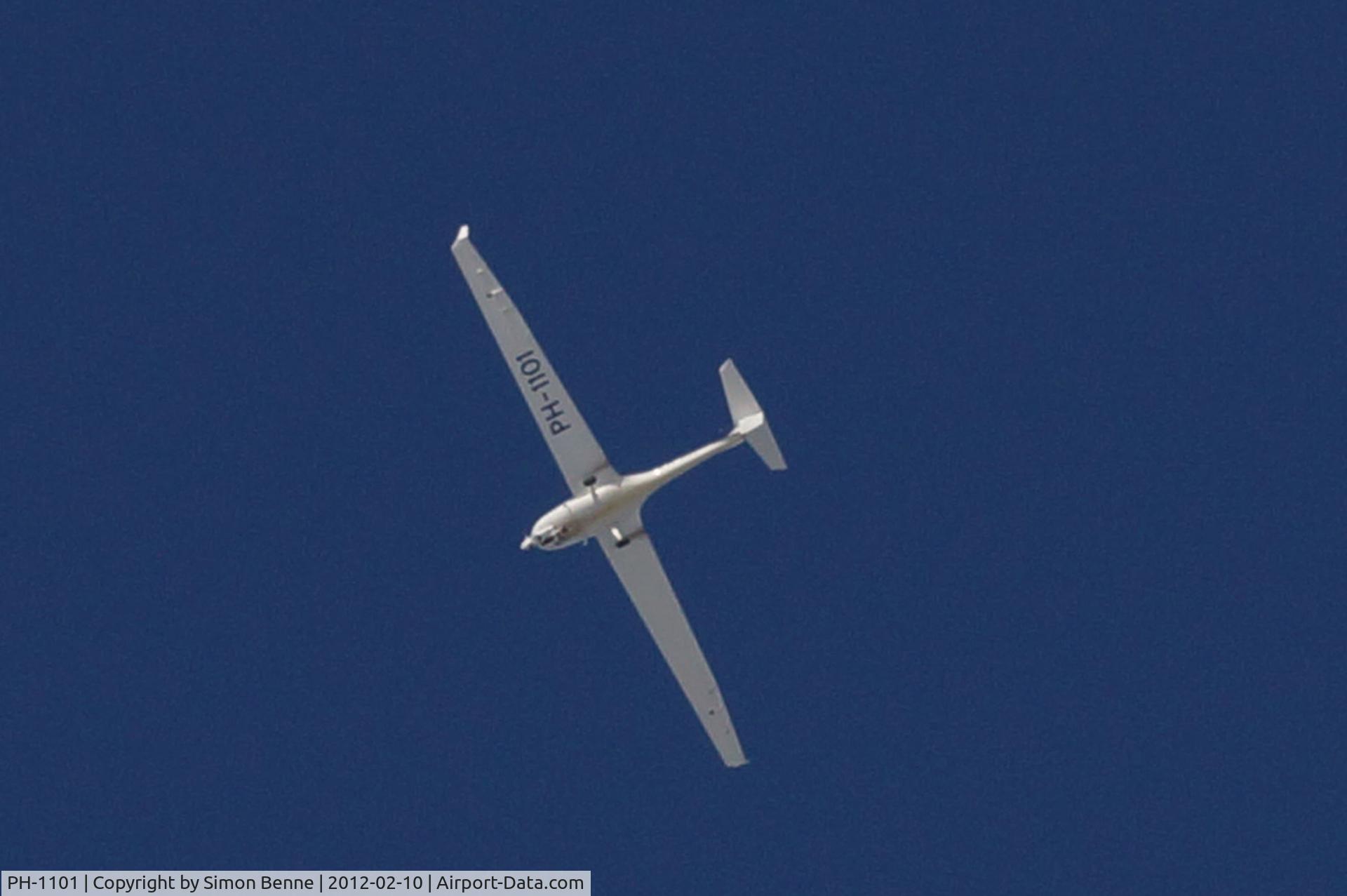 PH-1101, Diamond HK-36TC Super Dimona C/N 36520, Op 10-02-2012 wolkenloze winterdag boven Sandelingenpark Hendrik Ido Ambacht. Foto als test met A77