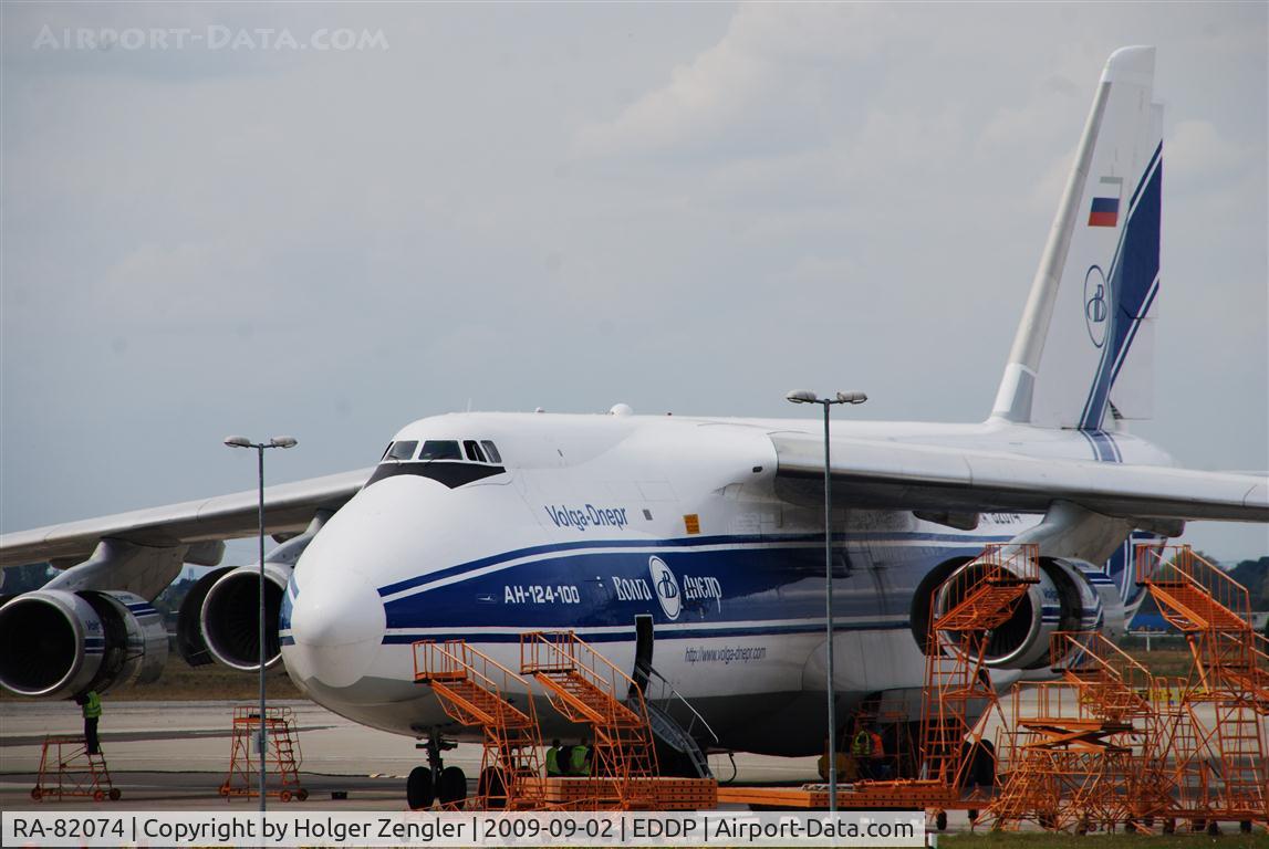 RA-82074, 1994 Antonov An-124-100 Ruslan C/N 9773051459142, Busy gnoms are gonna checking the giant....