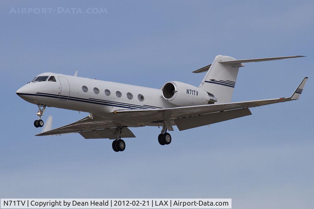 N71TV, 2000 Gulfstream Aerospace G-IV C/N 1430, DirecTV Group Inc 2000 Gulfstream G-IV(SP) N71TV on short final to RWY 25L.