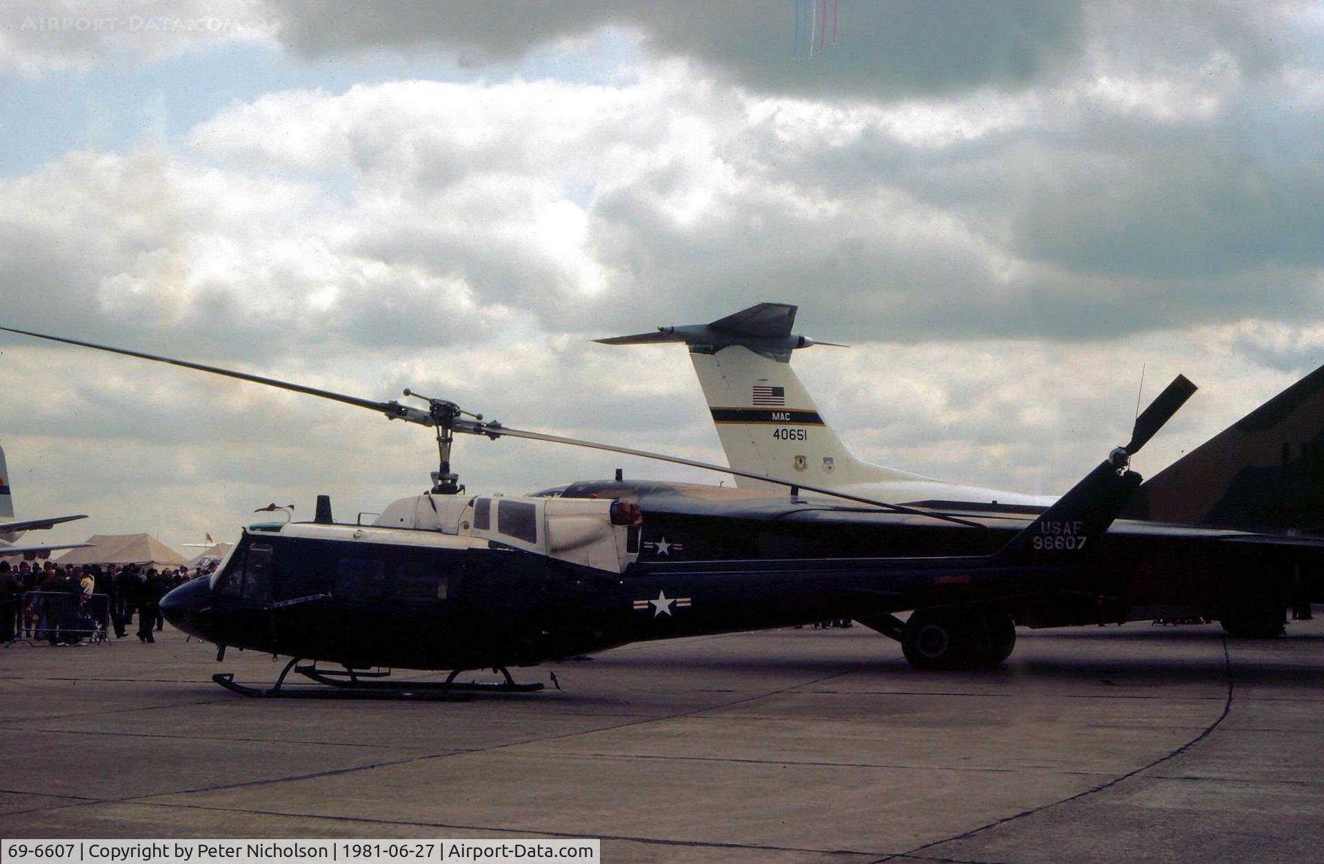 69-6607, 1969 Bell UH-1N Iroquois C/N 31013, UH-1N Iroquois of the 67th Air Rescue and Recovery Squadron based at RAF Woodbridge on display at the 1981 Intnl Air Tattoo at RAF Greenham Common.