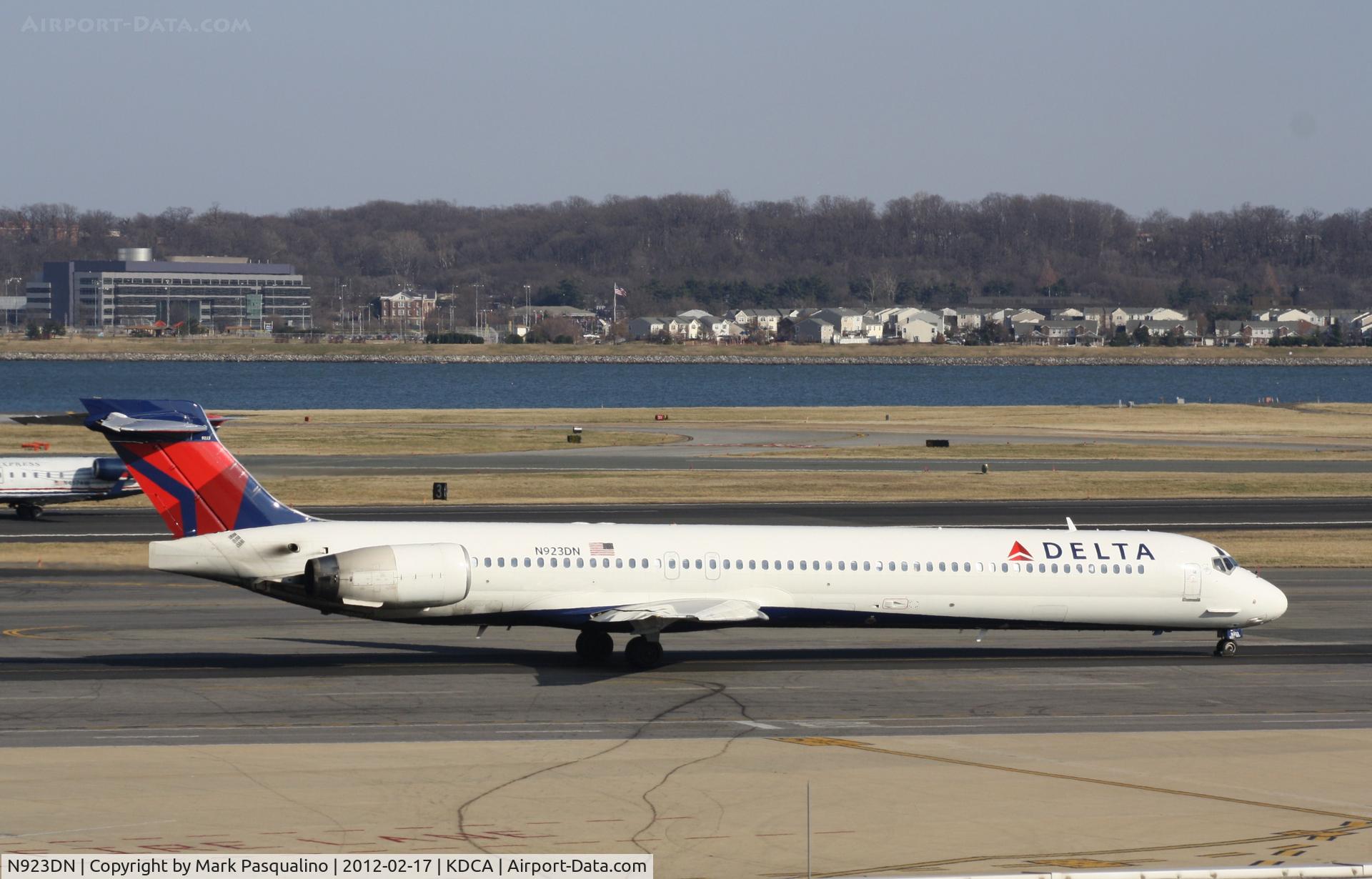 N923DN, 1998 McDonnell Douglas MD-90-30 C/N 53585, MD-90-30