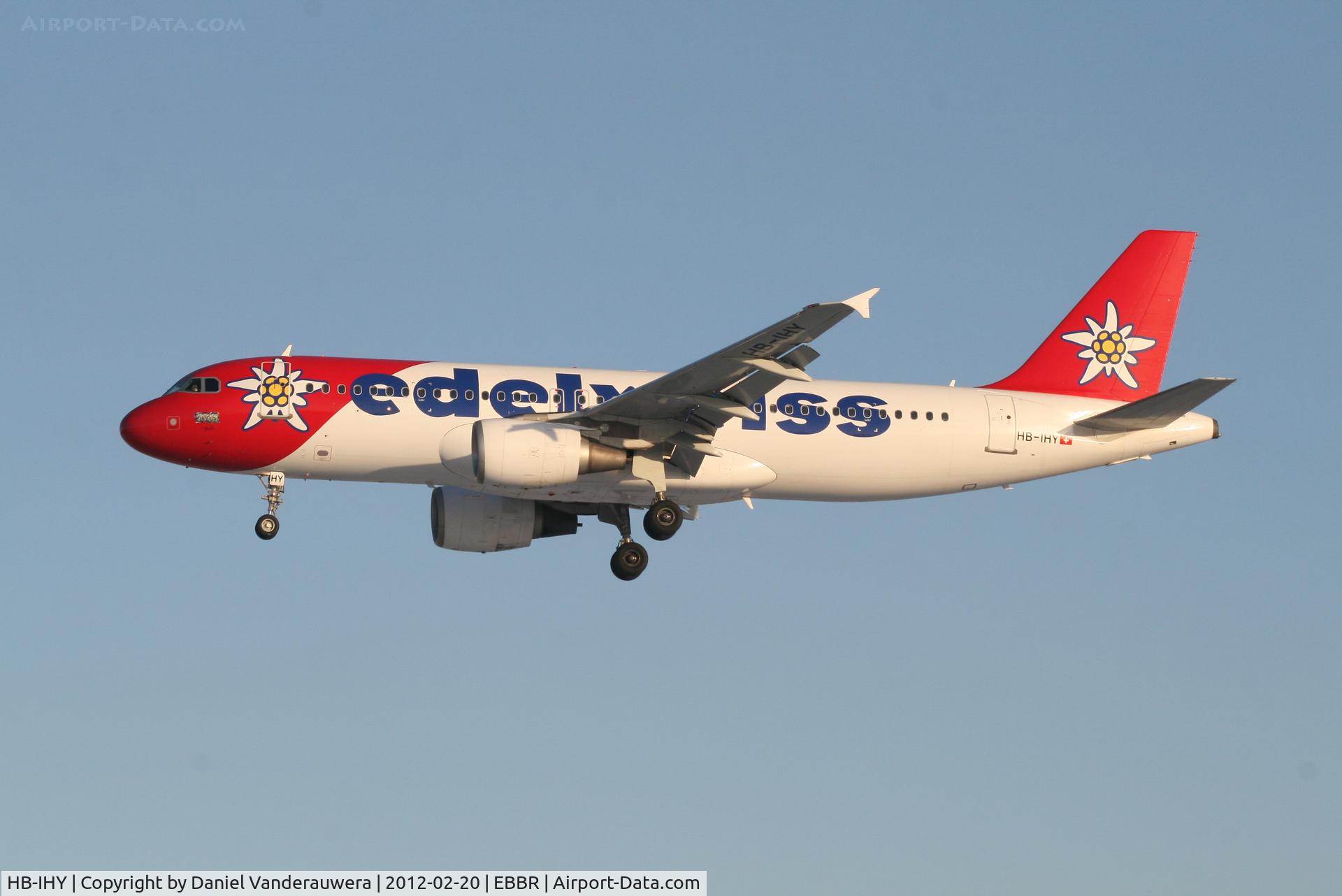 HB-IHY, 1998 Airbus A320-214 C/N 947, Arrival of flight LX786 to RWY 25L