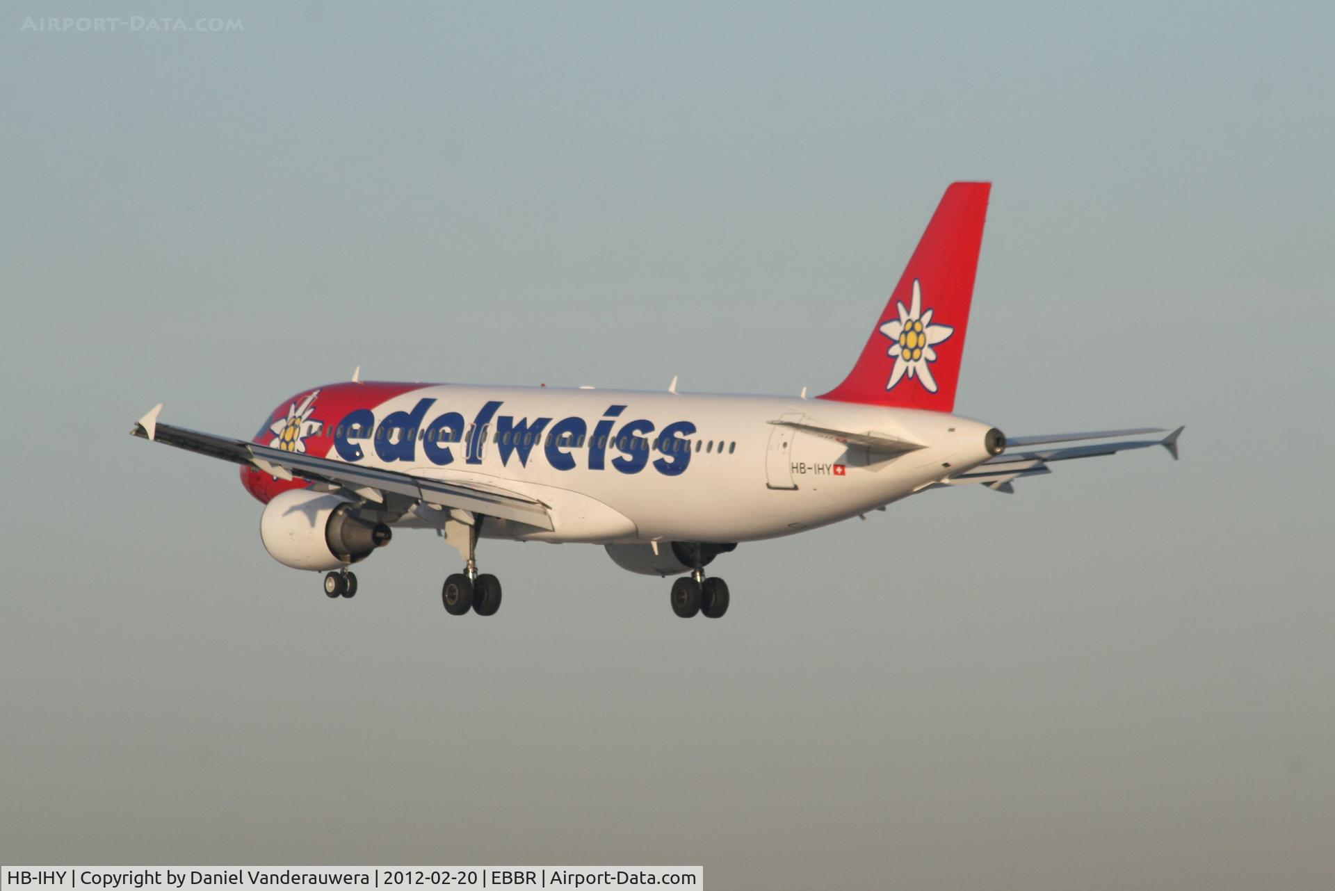 HB-IHY, 1998 Airbus A320-214 C/N 947, Flight LX786 is descending to RWY 25L