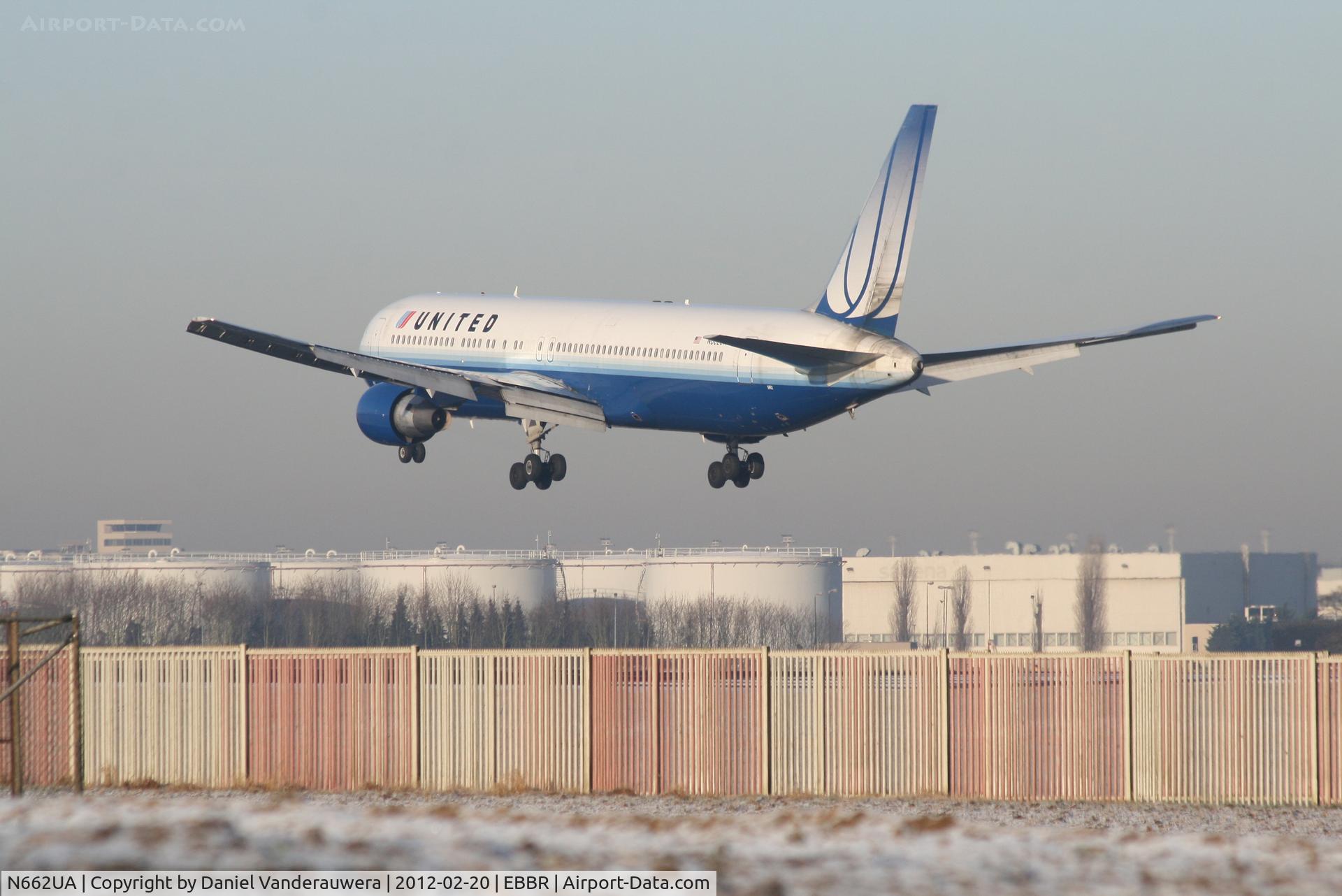 N662UA, 1993 Boeing 767-322 C/N 27159, Flight UA972 is descending to RWY 25L