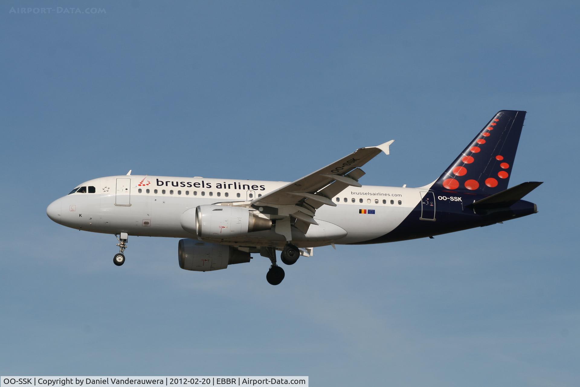 OO-SSK, 2000 Airbus A319-112 C/N 1336, Flight SN2624 is descending to RWY 25L