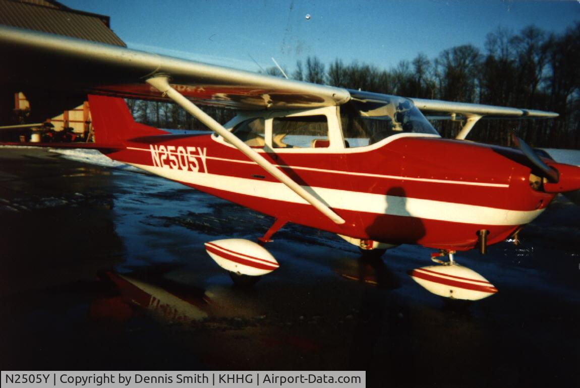 N2505Y, 1963 Cessna 172D C/N 17249805, 2505Y as I bought it in 1997.
I repainted it in it's present scheme in 1999.