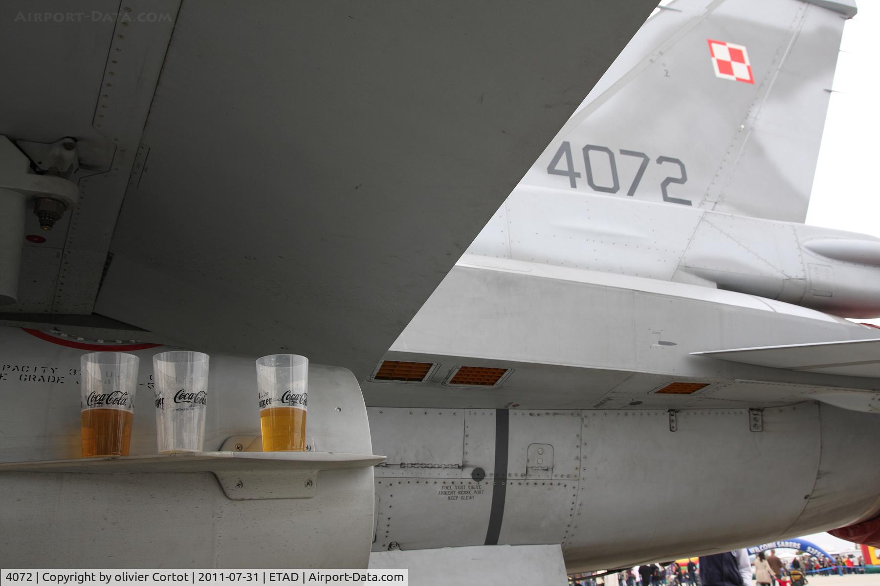 4072, 2003 Lockheed Martin F-16C Fighting Falcon C/N JC-33, strange color for the Coca-cola made in Poland !