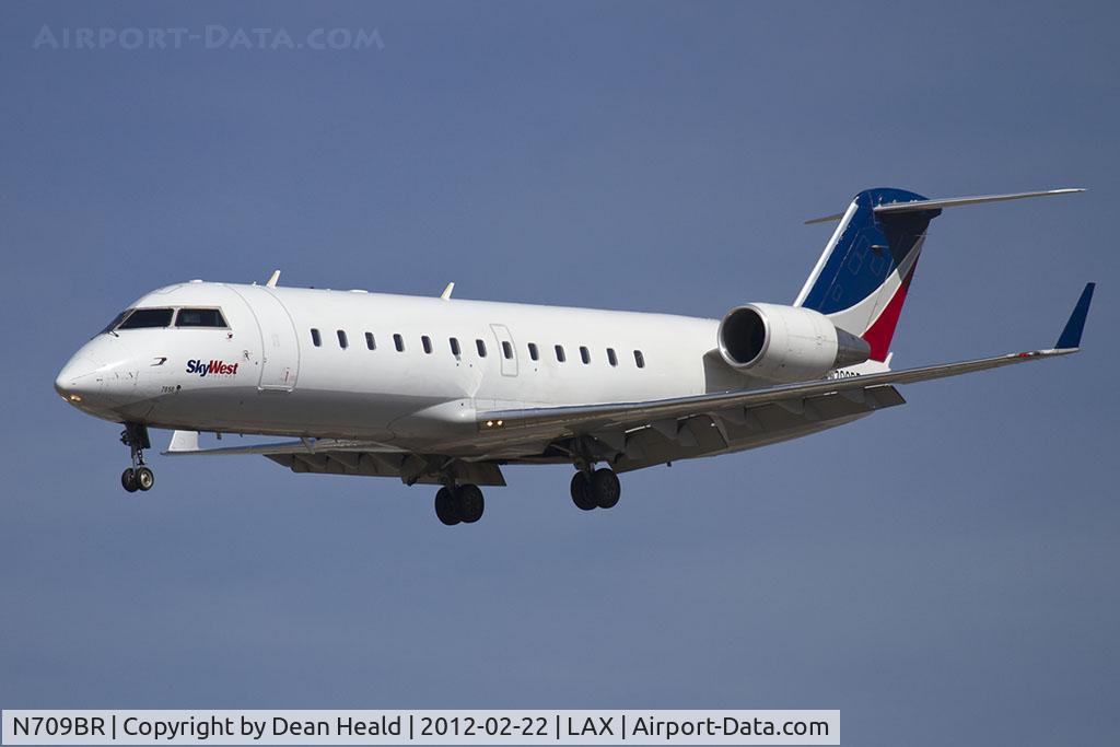 N709BR, 2003 Bombardier CRJ-200ER (CL-600-2B19) C/N 7850, SkyWest Airlines N709BR (FLT SKW6275) from Colorado Springs Municipal Airport (KCOS) on short final to RWY 25L.