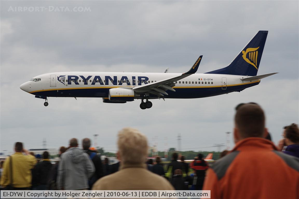 EI-DYW, 2008 Boeing 737-8AS C/N 33635, Final wth a huge audience....