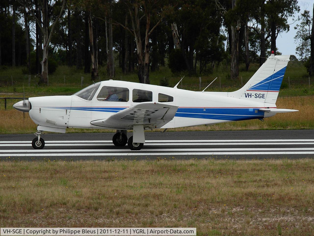 VH-SGE, 1978 Piper PA-28R-201 Cherokee Arrow III C/N 28R-7837224, Accelerating for take off on rwy 08.