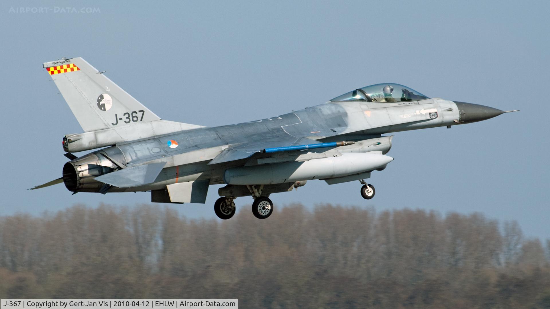 J-367, Fokker F-16AM Fighting Falcon C/N 6D-124, About to touch