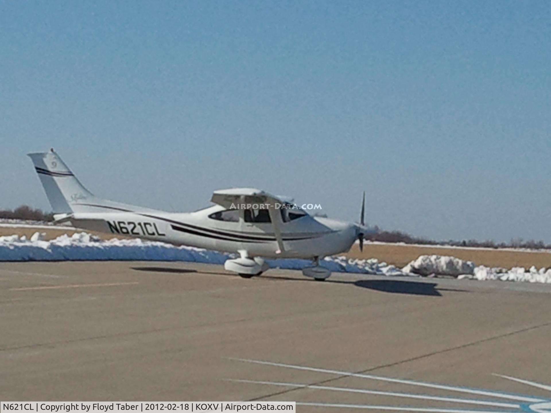 N621CL, 1999 Cessna 182S Skylane C/N 18280618, Just landed and setting up on the ramp