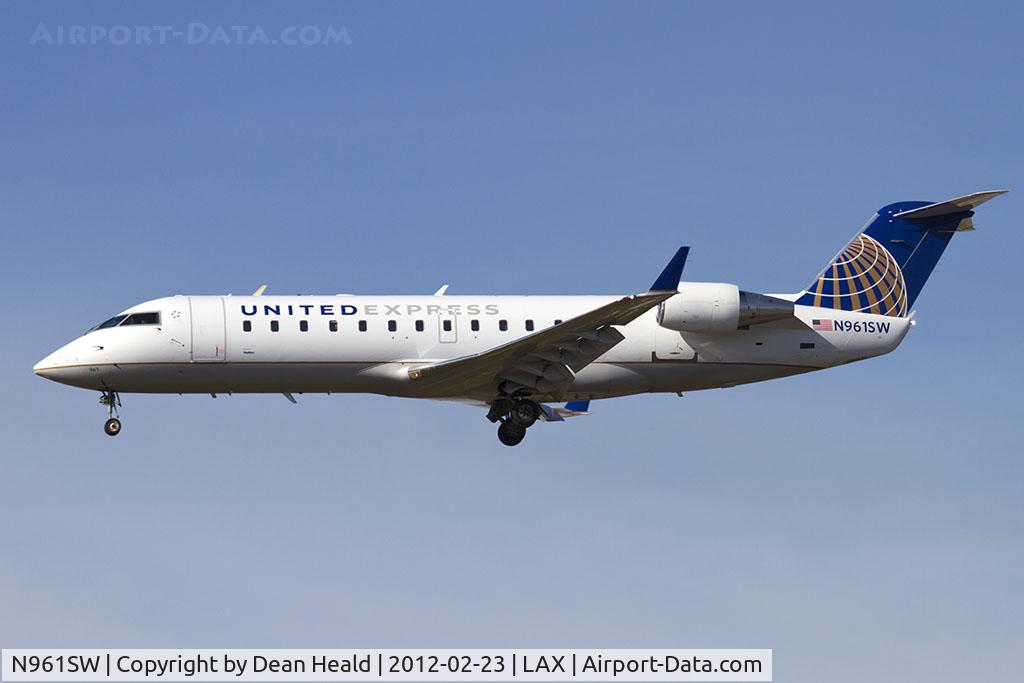 N961SW, 2003 Canadair CL-600-2B19 Regional Jet CRJ-200LR C/N 7857, United Express (SkyWest Airlines) N961SW (FLT SKW5548) from Las Vegas McCarran Int'l (KLAS) on short final to RWY 25L.