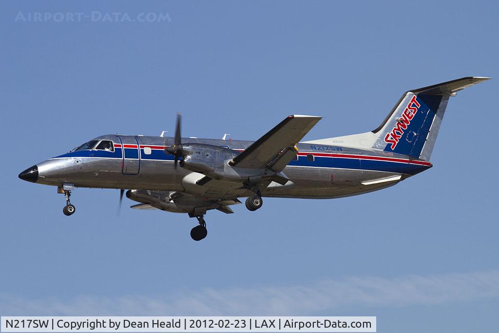N217SW, 1993 Embraer EMB-120ER Brasilia C/N 120.286, SkyWest Airlines N217SW (FLT SKW5474) from McClellan-Palomar Airport (KCRQ) on short final to RWY 25L.
