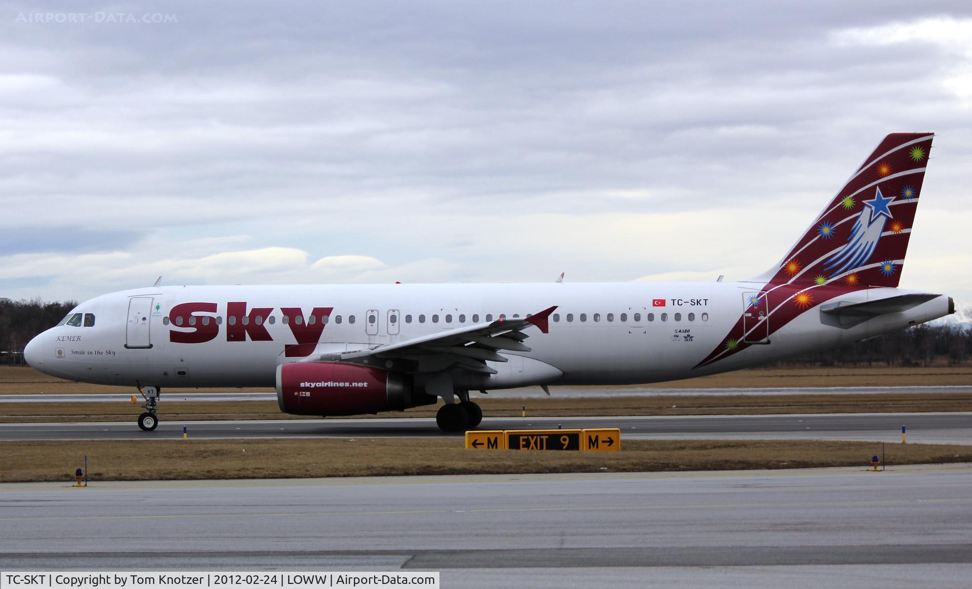 TC-SKT, 2000 Airbus A320-232 C/N 1194, LOWW-BRAVO